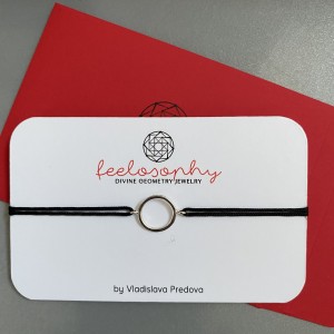 Сребърна гривна червен конец Feelosophy Bliss в черен цвят - кръг 