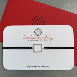 Сребърна гривна червен конец Feelosophy Bliss в черен цвят - квадрат 