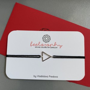 Сребърна гривна червен конец Feelosophy Bliss в черен цвят - триъгълник 