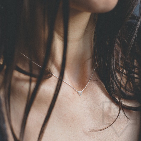 Сребърнo колие Feelosophy Whisper - триъгълник