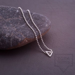 Сребърнo колие Feelosophy Whisper - триъгълник