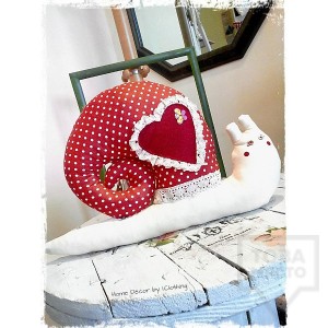 Ръчно изработена декоративна възглавница I.Clothing - охлюв