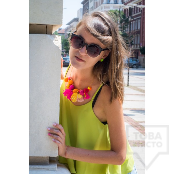 Колие Lollipop - дърво и пискюли в розово и оранжево