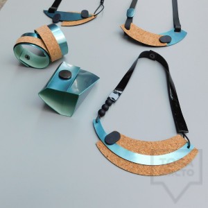 Гривни и колиета MODO - син лак и корк