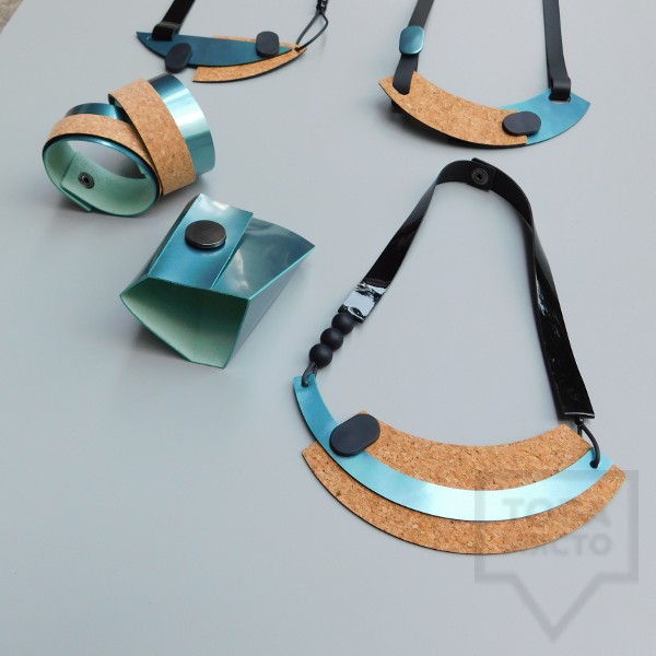 Гривни и колиета MODO - син лак и корк