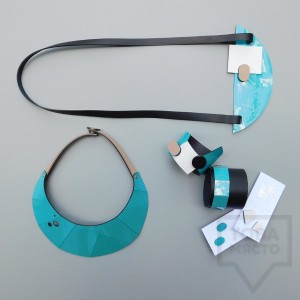 Колиета с гривни и обеци MODO - син лак и черна кожа