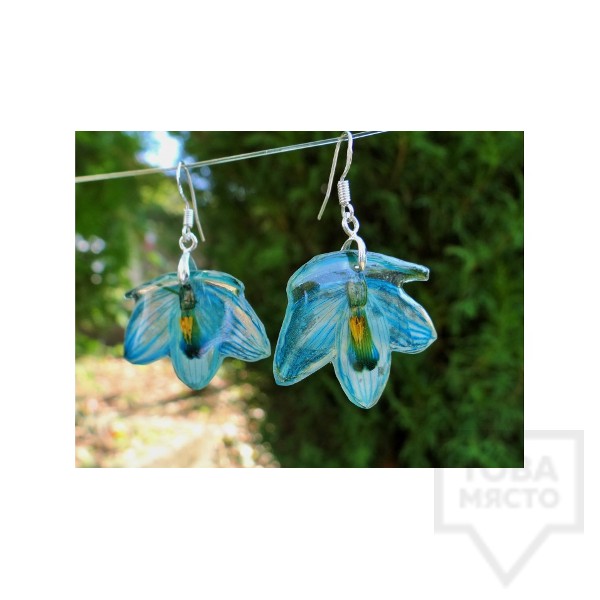 Дизайнерски обеци MeganFlo - кокиче на син фон