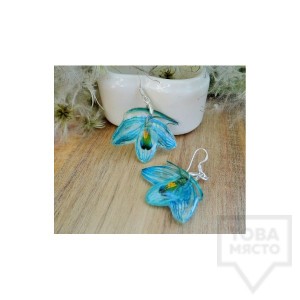 Дизайнерски обеци MeganFlo - кокиче на син фон