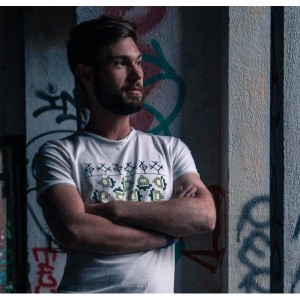 Мъжка тениска Носия - златен жълъд