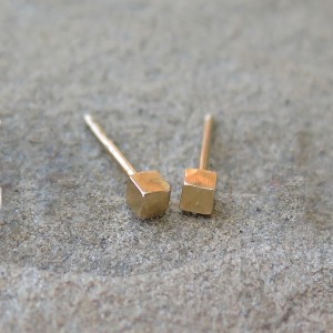 Малки сребърни обеци Pin - кубчета жълто злато