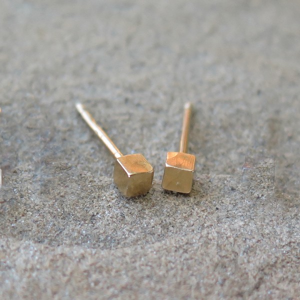 Малки сребърни обеци Pin - кубчета жълто злато