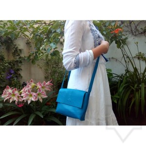 Дизайнерска дамска чанта от естествена кожа Три Точки - blue charm