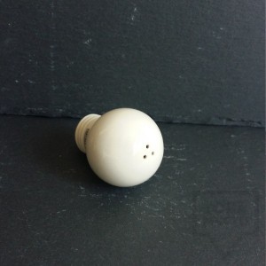 Ръчно изработена порцеланова солница Korchev Design Studio крушка small white