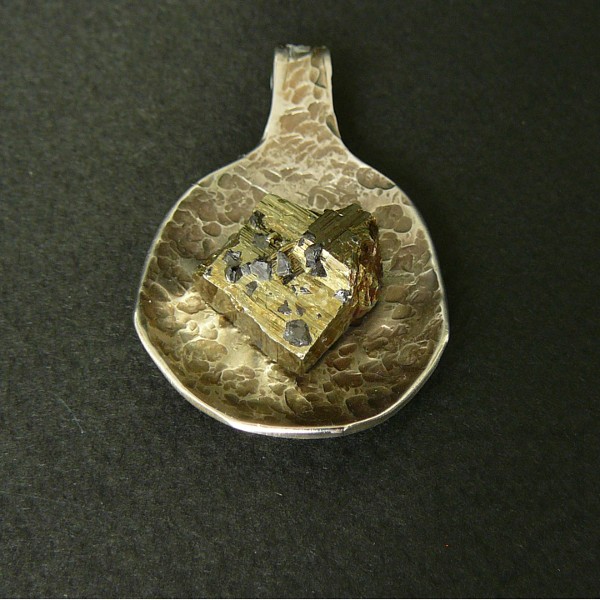 РЪЧНО ИЗРАБОТЕН МЕДАЛЬОН KRASI&IV - ПИРИТ