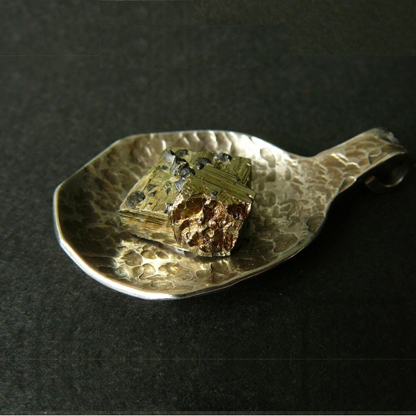 РЪЧНО ИЗРАБОТЕН МЕДАЛЬОН KRASI&IV - ПИРИТ